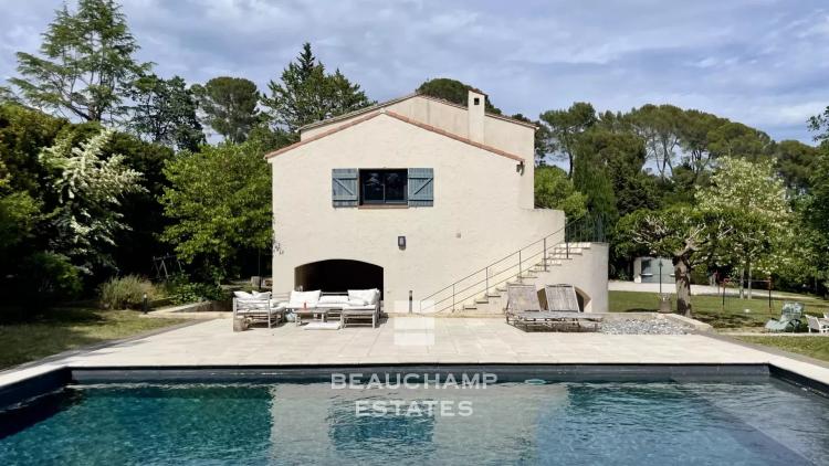 Villa familiale avec dépendance dans un domaine fermé – Tranquillité et espace