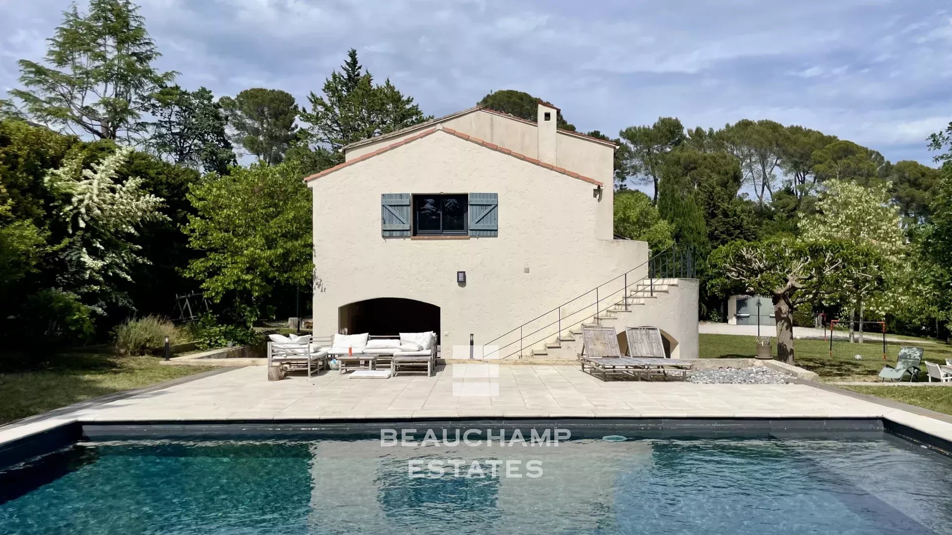 Villa familiale avec dépendance dans un domaine fermé – Tranquillité et espace